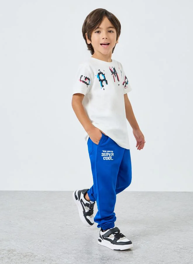 ستايلي جوغر بحواف مكبلة وطبعة كتابة